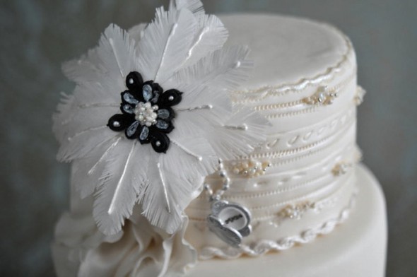 Kāzu torte ar dārgakmeņiem
