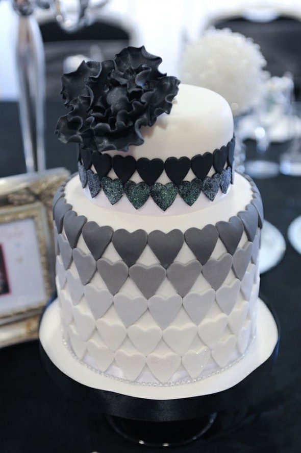 Melnbalta kāzu torte