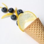 Saldējums ar citronu un mellenēm