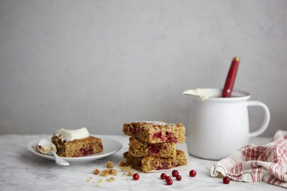 Kardamona kūka ar dzērvenēm